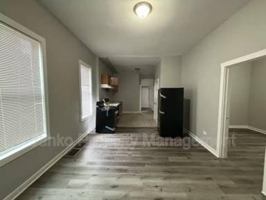 Main picture of 726 E 93rd St