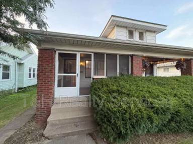 Main picture of 4814 E 10th St