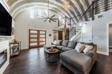 Main picture of 21449 Creekside Dr