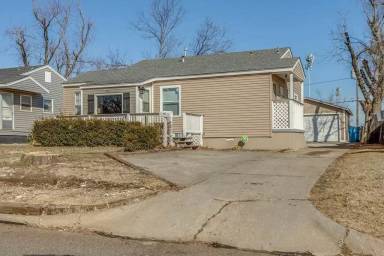 Main picture of 711 W Rickenbacker Dr