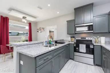 Main picture of 802 W Carmel Ave