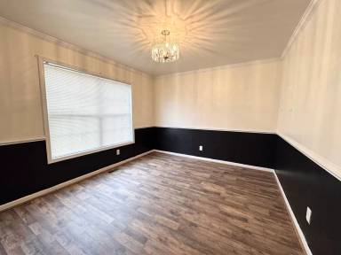 Main picture of 102 Camelot Ct