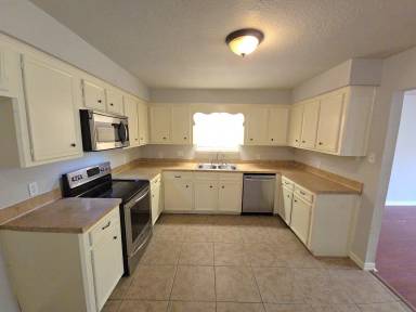Main picture of 1006 Poppets Way
