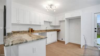 Main picture of 400 NE 110th Ter