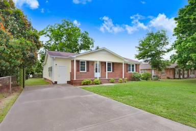 Main picture of 1216 Newton Dr