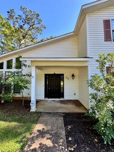 Main picture of 104 Yvonne Dr