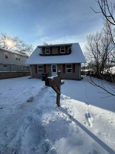 Main picture of 324 7th St NE