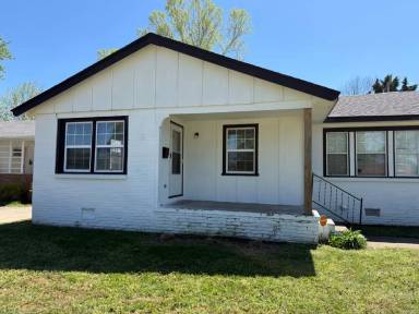 Main picture of 3932 E 1st St