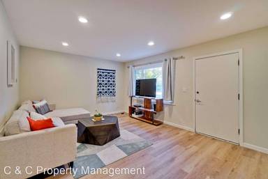 Main picture of 261 Oak St