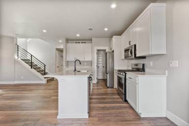 Main picture of 635 Hollow Dr