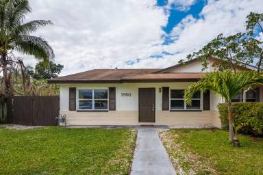 Main picture of 3960 Wilshire St