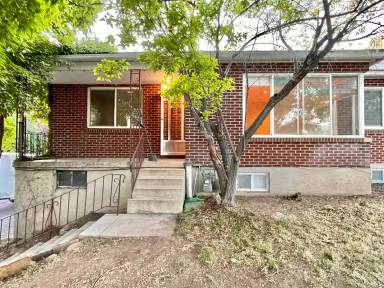 Main picture of 2830 S Connor St