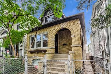 Main picture of 1521 W Nelson St