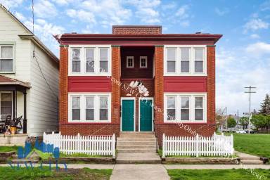 Main picture of 925 W Town St