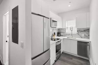 Main picture of 935 S Howard Ave