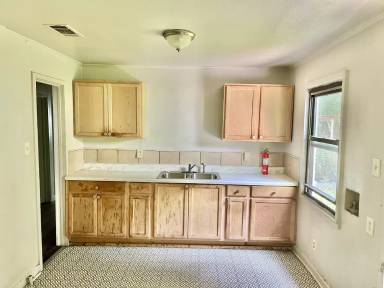 Main picture of 3216 Brady St