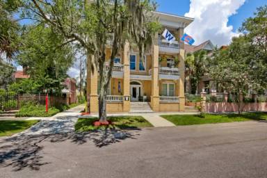 Main picture of 115 W 2nd St