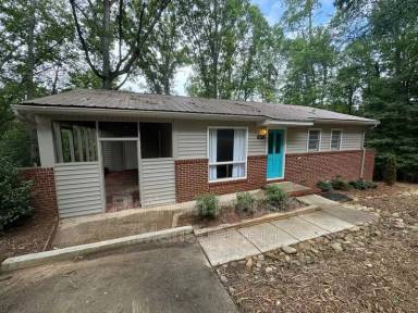 Main picture of 656 N Chestatee St