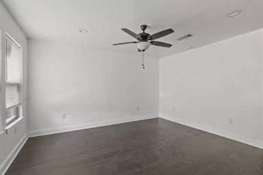 Main picture of 932 E Davis Ave