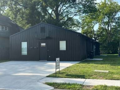 Main picture of 208 3rd Ave