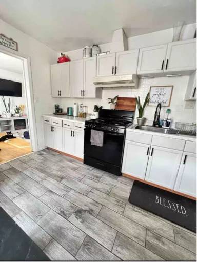 Main picture of 10 Maolis Ave