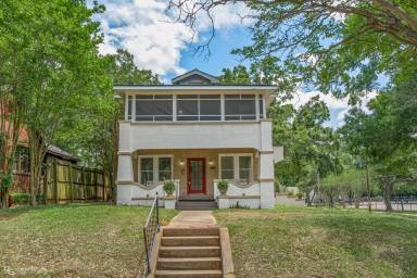 Main picture of 561 Forest Ave