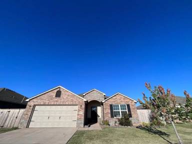 Main picture of 913 N Donald Way