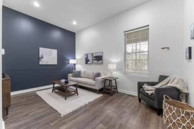 Main picture of 1452 Woodlawn Ave