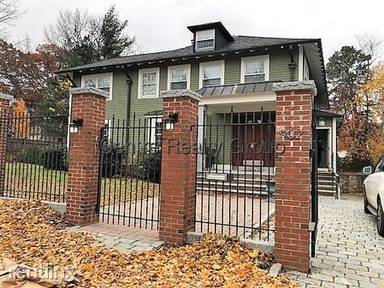 Main picture of 902 Commonwealth Ave
