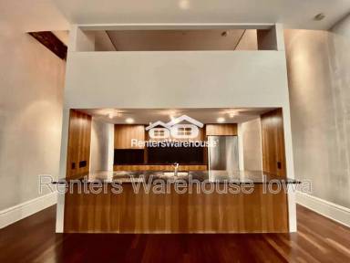 Main picture of 520 1/2 E Grand Ave
