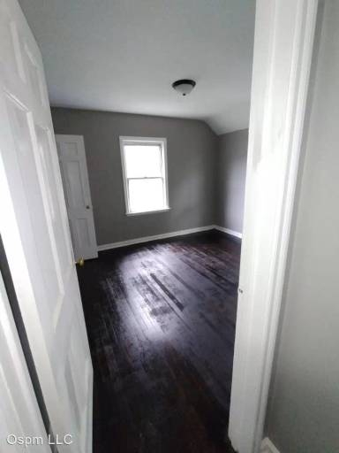 Main picture of 121 N Hampton Rd