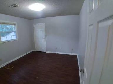 Main picture of 900 Stevens Ct NE