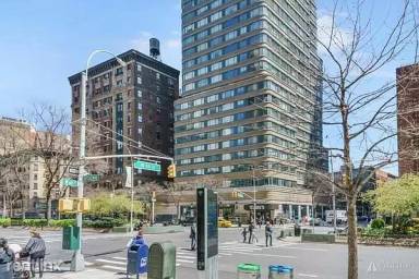 Main picture of 148 W 68th St