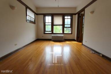 Main picture of 816 W Waveland Apartments