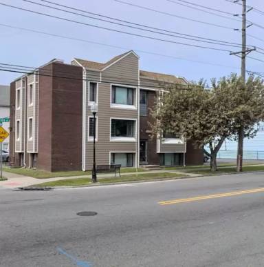 Main picture of 100 Lakeview Ave