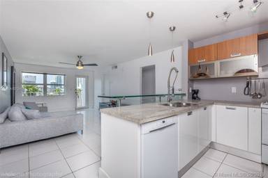 Main picture of 528 Meridian Ave