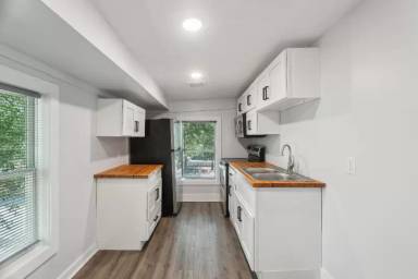 Main picture of 502 W 48th St