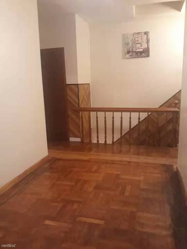 Main picture of 18 E 10th St