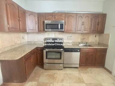 Main picture of 3323 N Clark St
