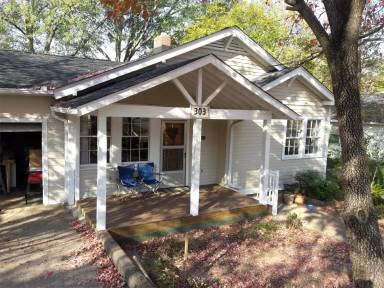 Main picture of 303 Lindbergh St