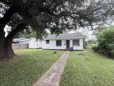 Main picture of 807 Camelia St
