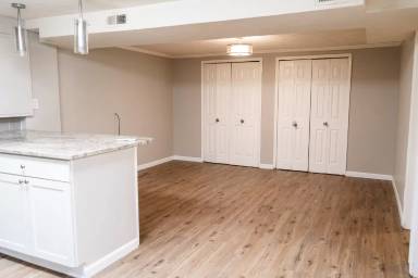Main picture of 994 W Parkway Ave