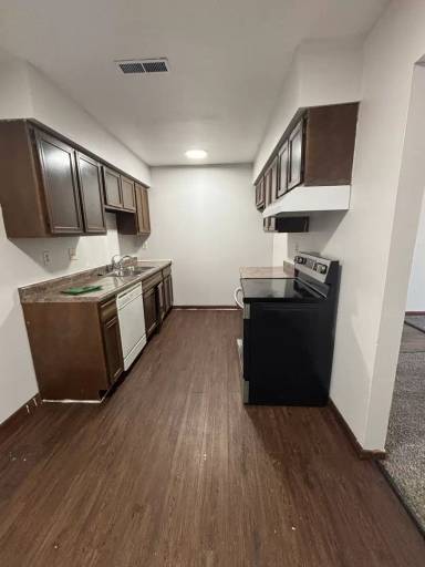 Main picture of 733 Russell Rd