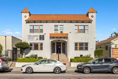 Main picture of 701 W 30th St