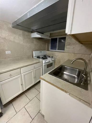 Main picture of 827 W Aldine Ave