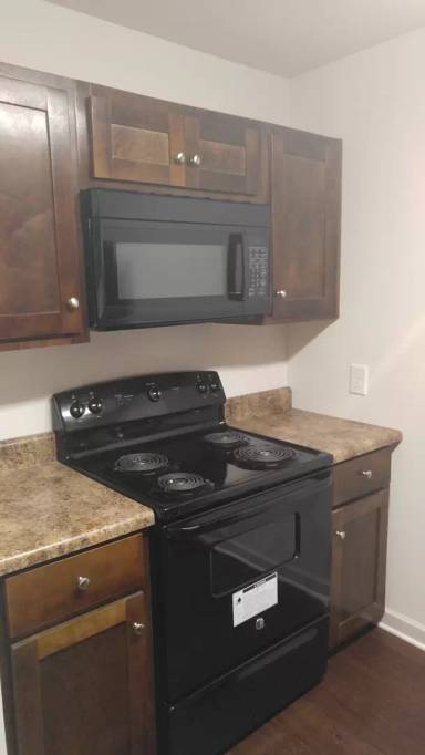 Main picture of 296 Oak St W