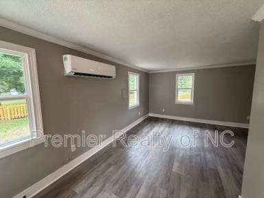 Main picture of 7596 Broad St