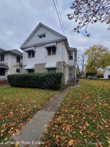 Main picture of 455 Parker Ave