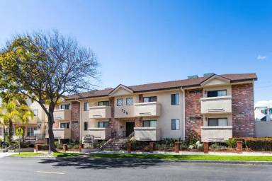 Main picture of 725 E Providencia Ave