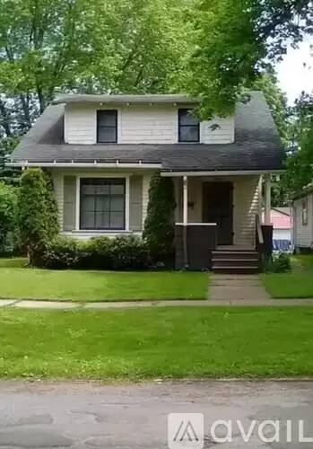 Main picture of 305 S 2nd St
